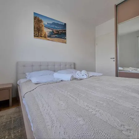 Tesla Apartment *